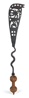 aschanti-fante-ghana-ein-prestige-schwert-die-eisen-klinge-figural-und-durchbrochen-geschmiedet-mit-einem-holz-griff-aus-2-kugeln-1106893